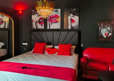 Lit et canapé rouge de la Love Room