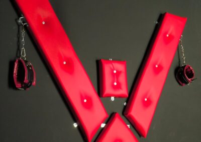 Tête et menottes de la croix saint andré de la Love Room