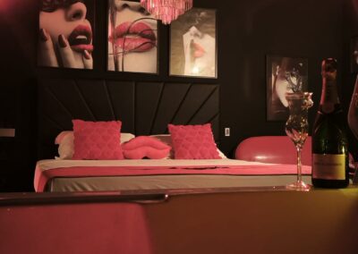 Vue du lit depuis le jacuzzi de la Love Room