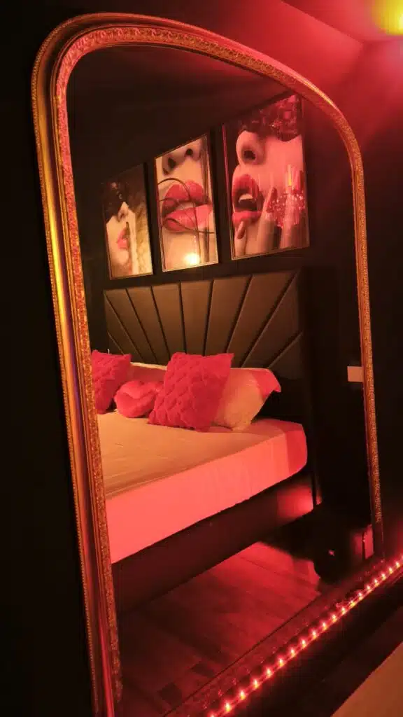 Reflet du lit sur miroir de la LoveRoom